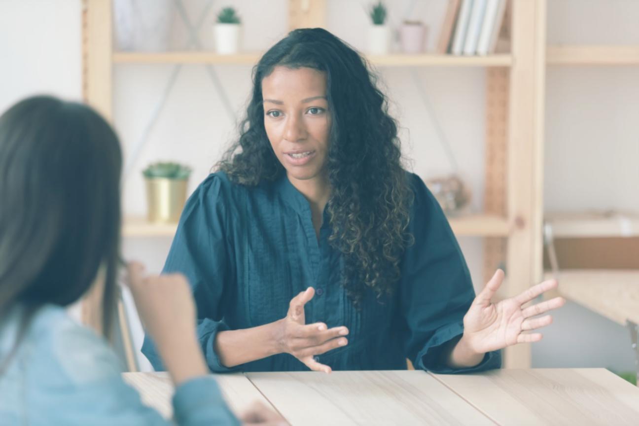 Arbeitsbereich mit Laptop und Notizbuch für Finanzplanung